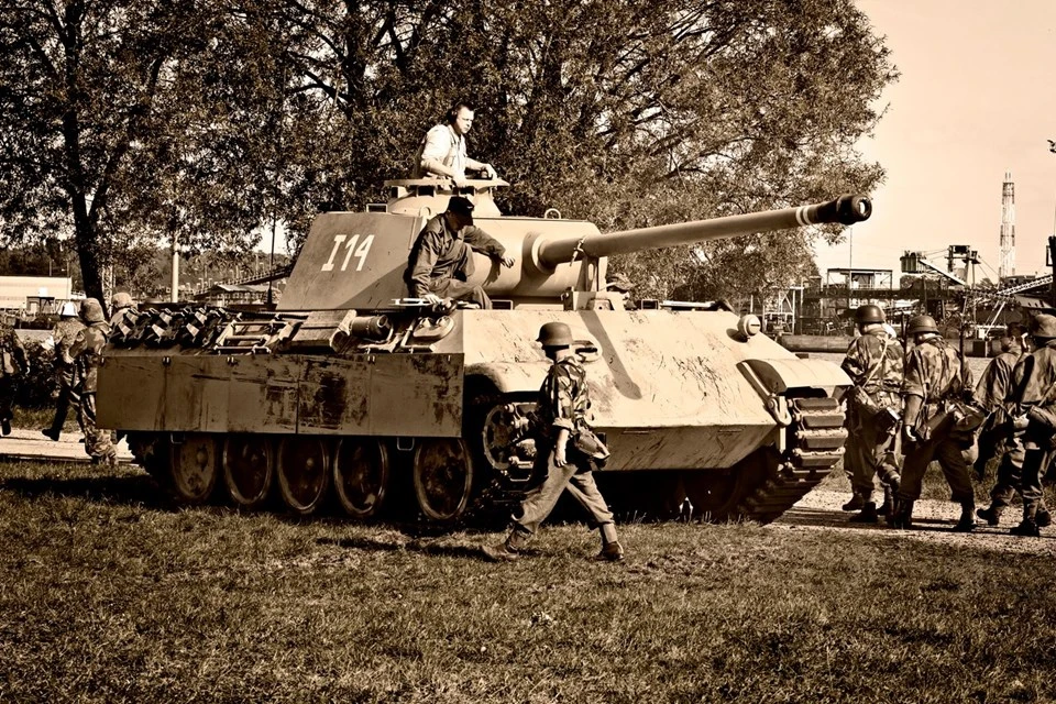 Evinin bodrumundan tank ve Nazi silahları çıktı